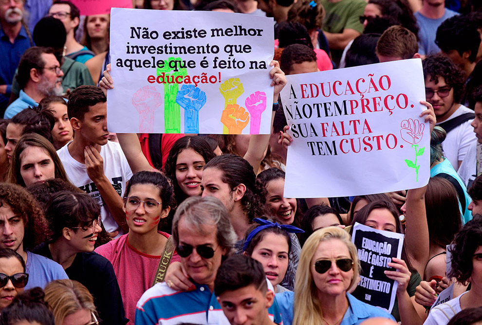 Milhares de estudantes fazem ato no centro do Rio a favor de Lula